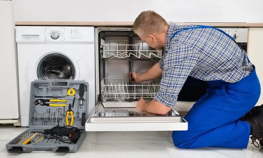 Kızılcahamam Warmhaus servisi teknisyen ekibi beyaz eşya tamiri yaparken